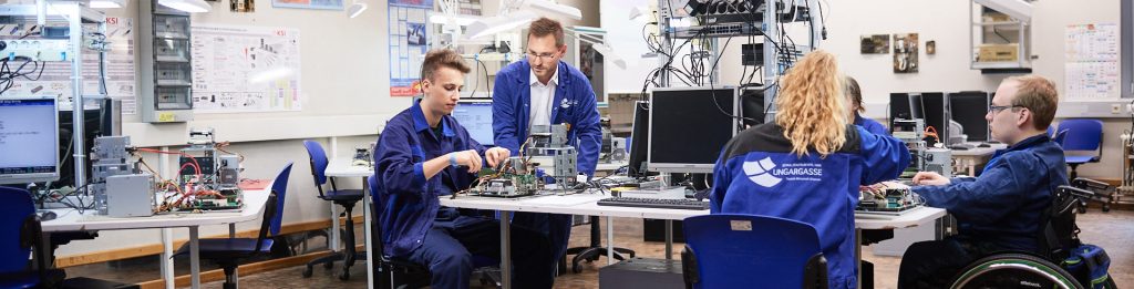 Zwei Schüler und eine Schülerin arbeiten in der Computerwerkstätte