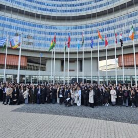 Gruppenfoto vor der Kulisse der UNO City