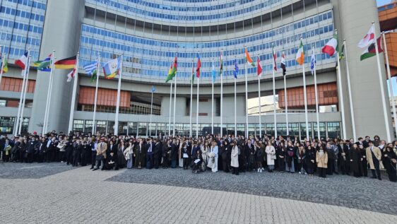 Gruppenfoto vor der Kulisse der UNO City