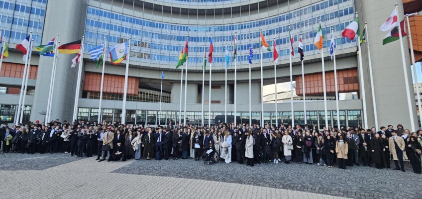 Gruppenfoto vor der Kulisse der UNO City